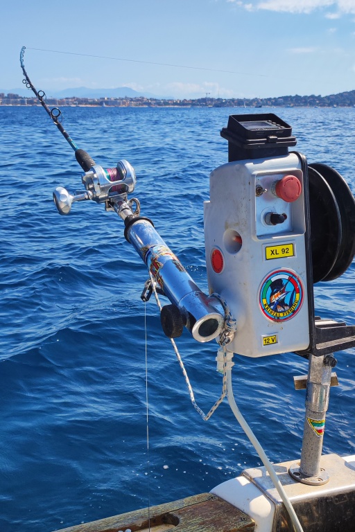 Fabien Harbers en train d’installer la ligne du vif sur le câble du downrigger