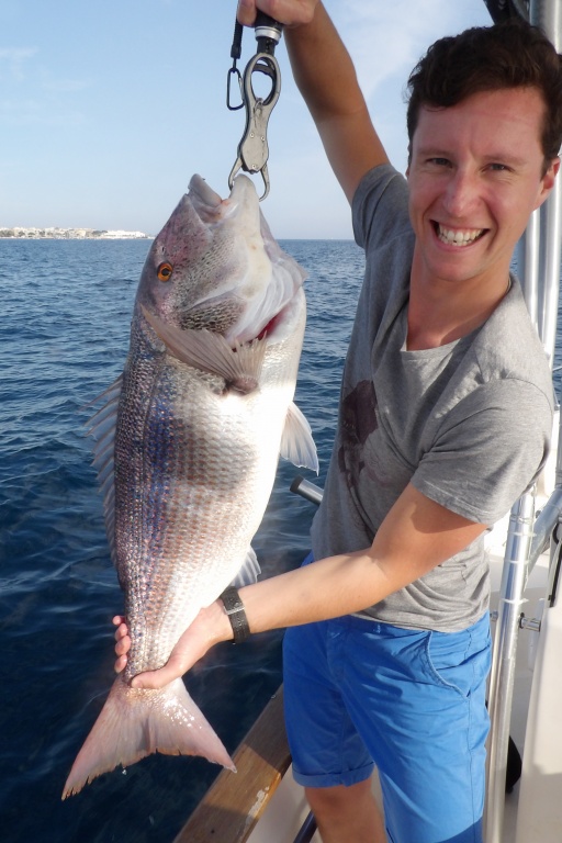 Ce stagiaire du guide Fabien Harbers est heureux d'avoir pris ce magnifique denti au downrigger !