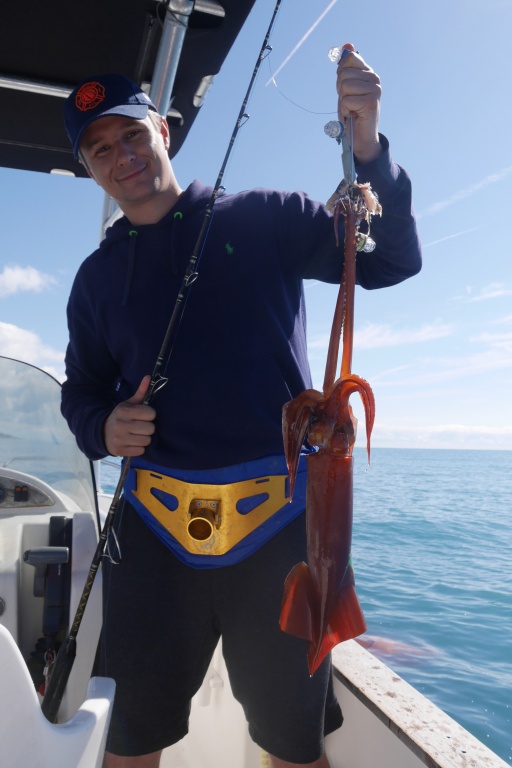 Un des stagiaires du guide Fabien Harbers avec un magnifique calamar rouge pris à la turlutte appâts Un des stagiaires du guide Fabien Harbers avec un magnifique calamar rouge pris à la turlutte appâts