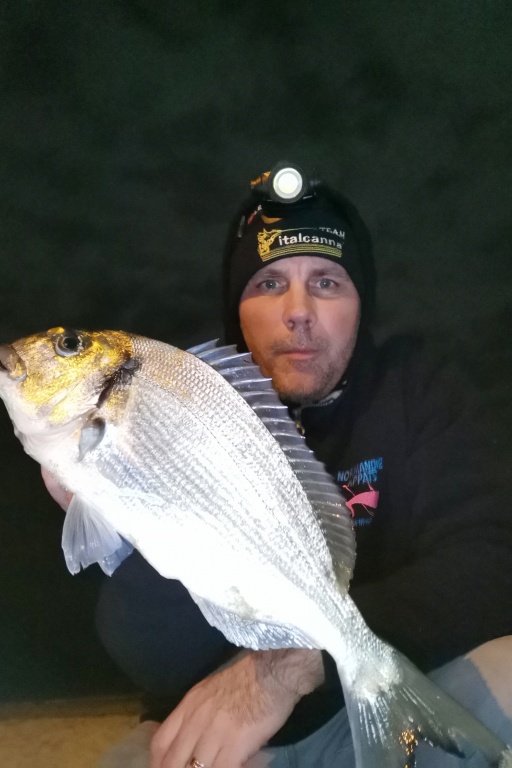 Même en pêchant très light, il est possible de sortir de grosses daurades ! Même en pêchant très light, il est possible de sortir de grosses daurades !