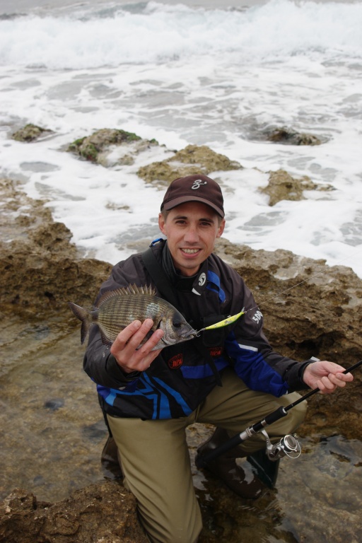 L’écume et les vagues sont des conditions essentielles pour la pêche du sar au jerkbait ! 
