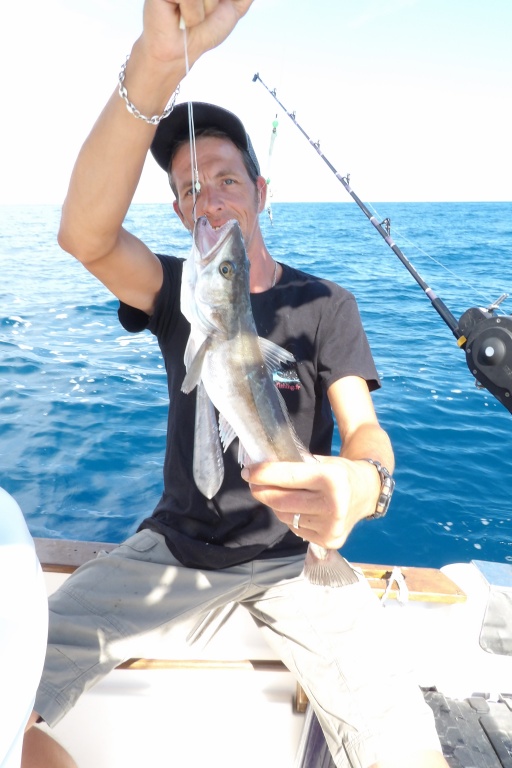 Fabien Harbers avec un merlu pris à 300 m de profondeur au moulinet électrique Kristal Fishing!