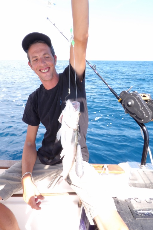 Merlu pris au moulinet électrique XL 611 Digital Kristal Fishing par le moniteur guide de pêche Fabien Harbers