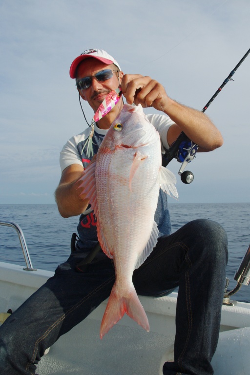 Ce pageot de 2,4 kg pris au slow jig dépasse amplement le record de France !