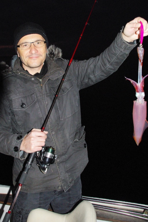 La traîne avec un poisson nageur doté d’un panier permet de toucher de nombreux calamars juste avant le lever du jour