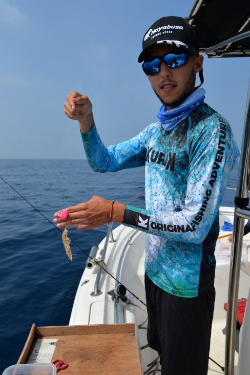 Nicolas eschant une crevette sur son tenya coulissant Hayabusa avec l’assist hook SE107 Hayabusa Nicolas eschant une crevette sur son tenya coulissant Hayabusa avec l’assist hook SE107 Hayabusa