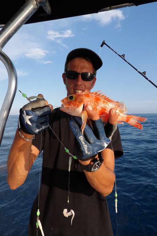 Fabien et un des nombreux sébastes pris ce jour là en en pêche profonde Fabien et un des nombreux sébastes pris ce jour là en en pêche profonde