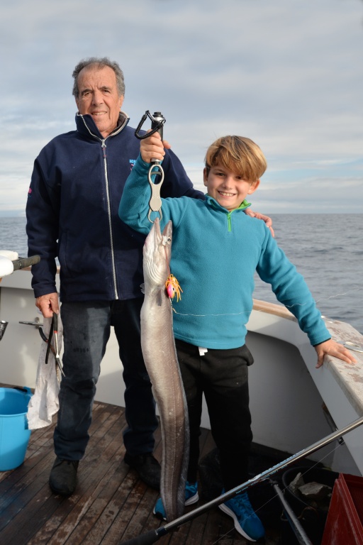 Magnifique congre pour ce duo grand père / petit fils. Le madaï Maréchal était ici boosté avec des lanières de calamar Magnifique congre pour ce duo grand père / petit fils. Le madaï Maréchal était ici boosté avec des lanières de calamar