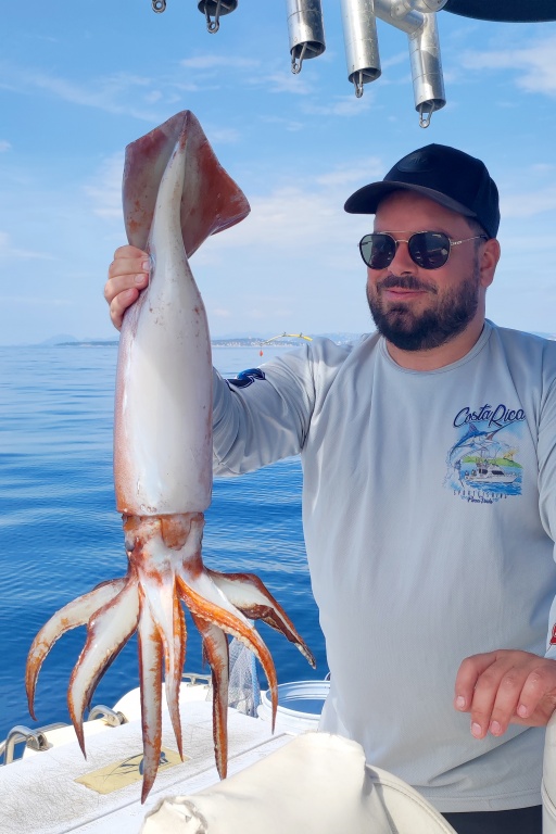 Un des stagiaires du guide de pêche Fabien Harbers avec un énorme calamar rouge pris à la turlutte-appâts ! Un des stagiaires du guide de pêche Fabien Harbers avec un énorme calamar rouge pris à la turlutte-appâts !