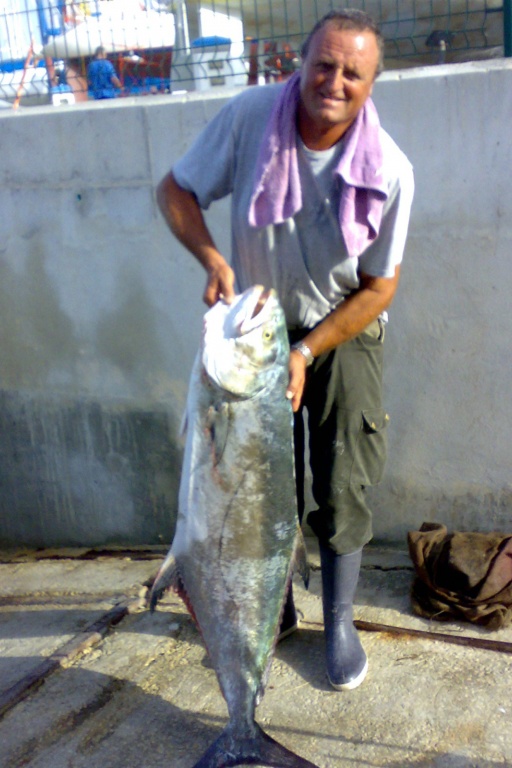 Gaëtan de la Team Top Fishing avec une belle liche en bateau (Octobre 2008)