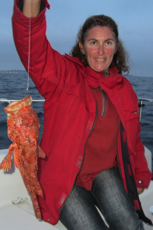 Une cliente Top Fishing, joyeuse ! après avoir attrapé ce joli chapon Une cliente Top Fishing, joyeuse ! après avoir attrapé ce joli chapon