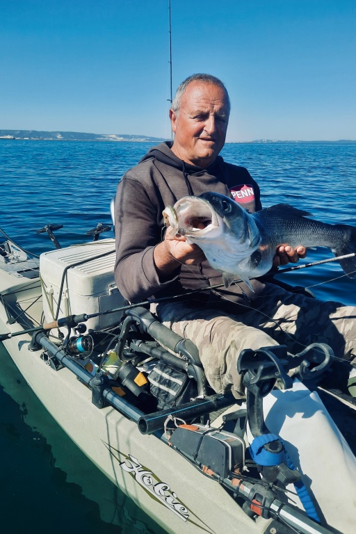 Daniel B, membre de la Team, traque le loup au Black Minnow en Kayak Daniel B, membre de la Team, traque le loup au Black Minnow en Kayak