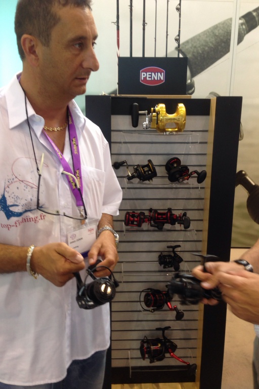 Efftex 2017, Daniel en train de découvrir les nouveaux moulinets 2018 sur le stand Penn Efftex 2017, Daniel en train de découvrir les nouveaux moulinets 2018 sur le stand Penn