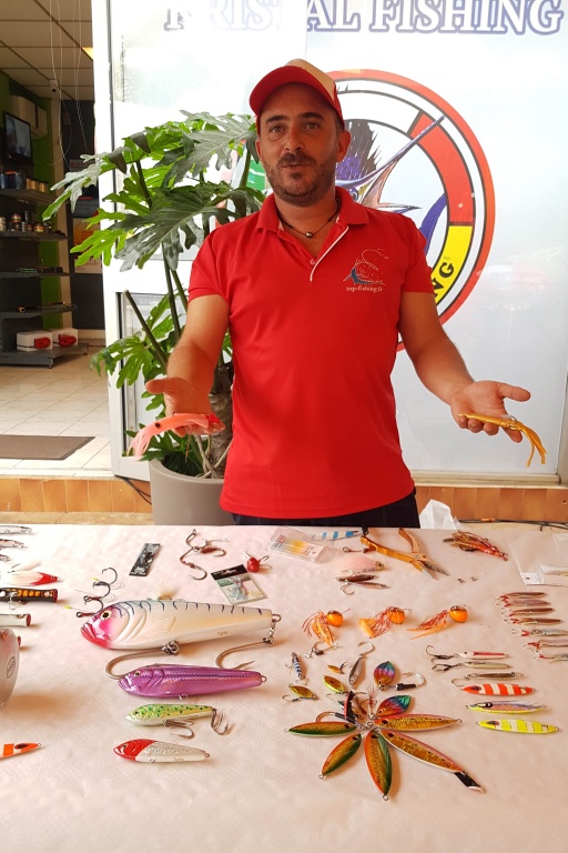 Jérôme en démonstration explication avec les nouveautés Top Fishing exposés à Solenzara quelques semaines plus tôt Jérôme en démonstration explication avec les nouveautés Top Fishing exposés à Solenzara quelques semaines plus tôt