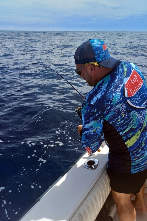 Jérôme utilise son moulinet Saltiga pour capturer un thon jaune au jig. Jérôme utilise son moulinet Saltiga pour capturer un thon jaune au jig.