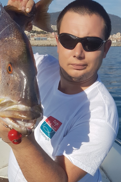 Pascal Trogi, leader de la Team Top Fishing en Corse, ici avec un best-seller innovant et exclusif : le fireball mer Pascal Trogi, leader de la Team Top Fishing en Corse, ici avec un best-seller innovant et exclusif : le fireball mer
