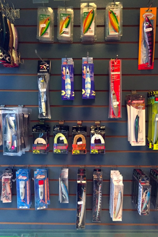 Le magasin Top Fishing à Faa'a, les produits Top Fishing en expo : les Slow Jig Lover, les Go There Le magasin Top Fishing à Faa'a, les produits Top Fishing en expo : les Slow Jig Lover, les Go There