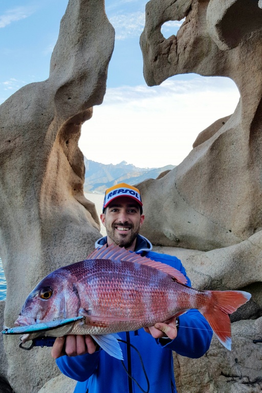 Prise extrêmement rare au jerkbait du bord, cet énorme pagre touché au Nemesi 180 par Clément montre bien l’impressionnante efficacité de ce leurre !