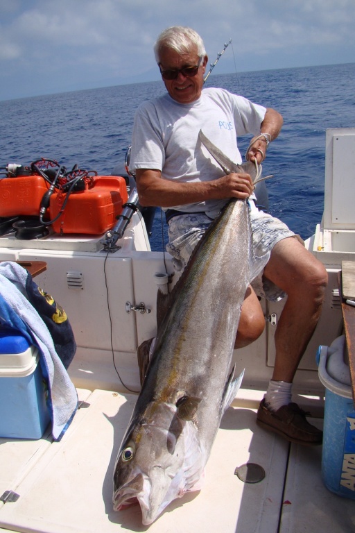 Une sériole de 25kg pêchée à la traine en corse par un client Top Fishing