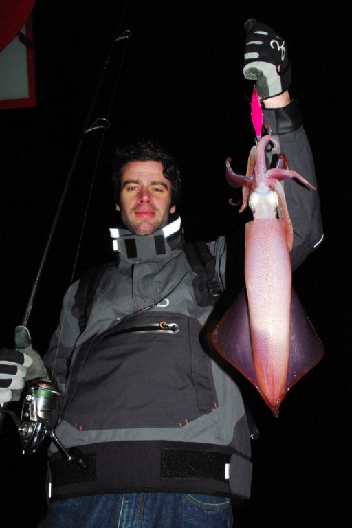 Pêche au calamar avec une turlutte Yo-zuri.