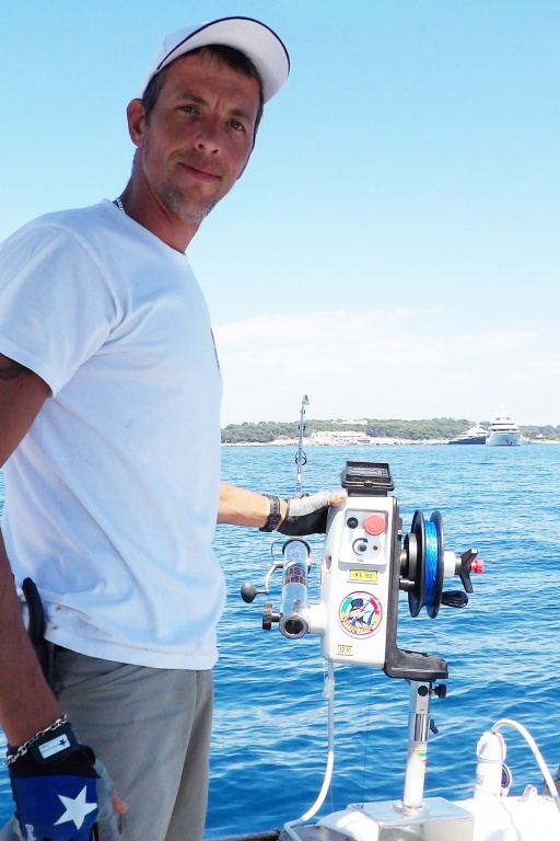Le moniteur guide de pêche Fabien Harbers utilise un treuil électrique XL 92 Kristal Fishing pour la technique du downrigger