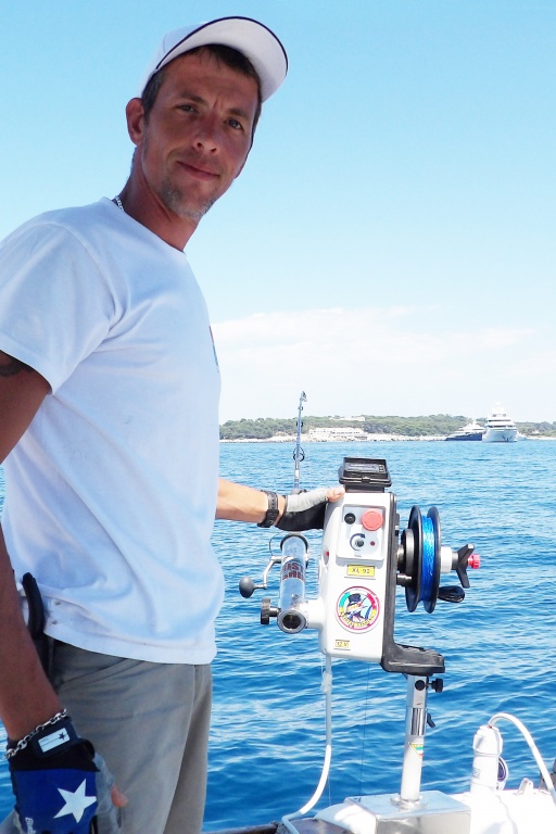 Le moniteur guide de pêche Fabien Harbers utilise un treuil électrique XL 92 Kristal Fishing pour la technique du downrigger Le moniteur guide de pêche Fabien Harbers utilise un treuil électrique XL 92 Kristal Fishing pour la technique du downrigger
