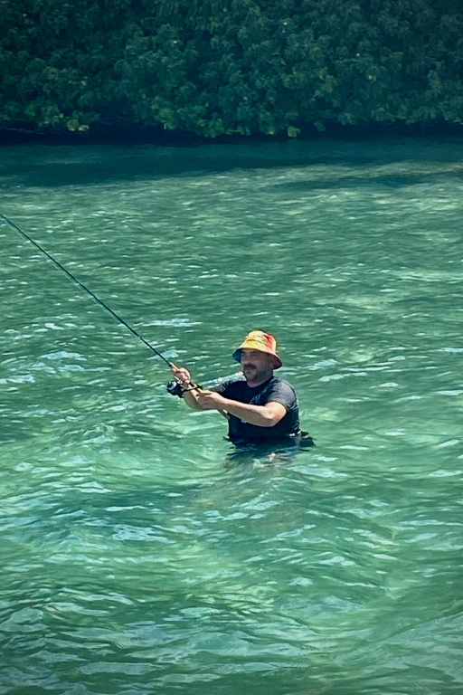 Pêche en exo, c'est aussi vivre des aventures : ici au lancer dans un haut fond où Jérôme a été déposé en bateau Pêche en exo, c'est aussi vivre des aventures : ici au lancer dans un haut fond où Jérôme a été déposé en bateau