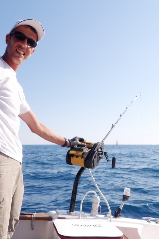 Le moniteur guide de pêche Fabien Harbers utilise un moulinet électrique XL 611 Kristal Fishing