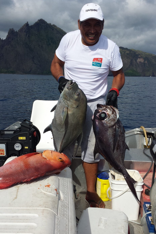 Un membre de la Team Top Fishing, spécialiste local des pêches au vire-ligne Kristal Fishing xl 930 Un membre de la Team Top Fishing, spécialiste local des pêches au vire-ligne Kristal Fishing xl 930