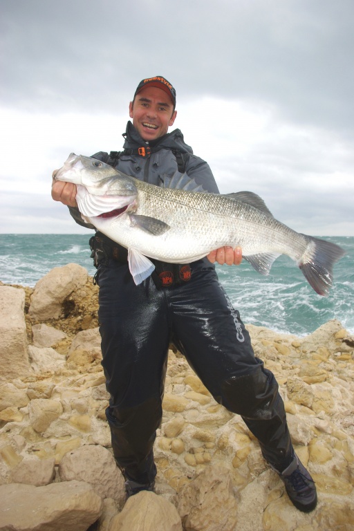 Magnifique femelle de 6,7 kg tenue par la gueule et soutenue sous le ventre Magnifique femelle de 6,7 kg tenue par la gueule et soutenue sous le ventre