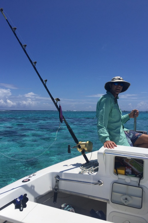 Sur un poti marara, le poste de pilotage se situe très haut l’avant du bateau