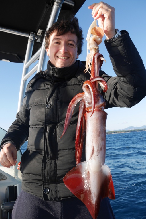 Juste après, son père touche un beau calamar rouge avec comme appât…un calamar !