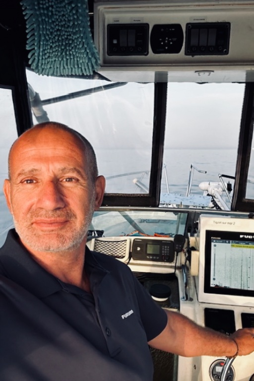 Philippe Maréchal avec son sondeur Furuno et son moteur électrique Minn Kota