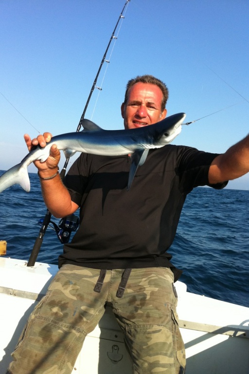 Philippe Maréchal dans ses exploits récurrents, un requin à peau bleu Philippe Maréchal dans ses exploits récurrents, un requin à peau bleu