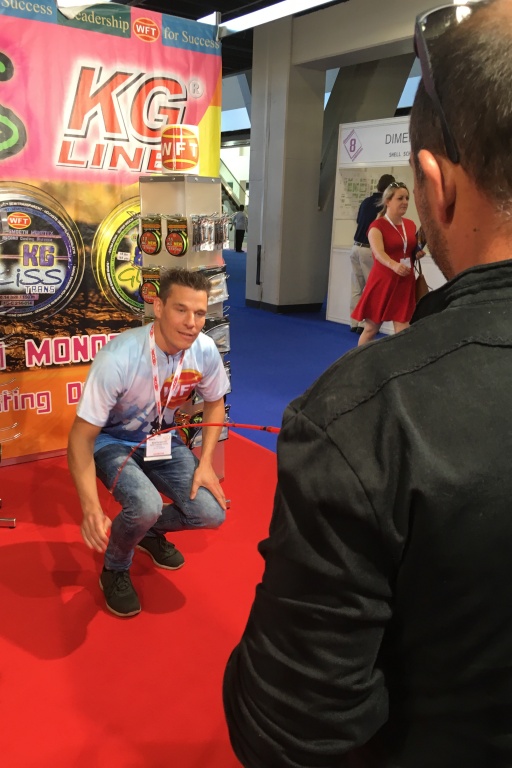 Jérôme se fait une idée de l'action de cette nouvelle canne Jérôme se fait une idée de l'action de cette nouvelle canne