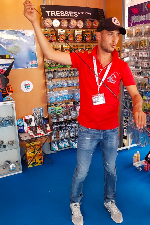 Xavier Calabria, notre spécialiste Shore Jigging, en plein conseil sur le choix d'une canne Xavier Calabria, notre spécialiste Shore Jigging, en plein conseil sur le choix d'une canne