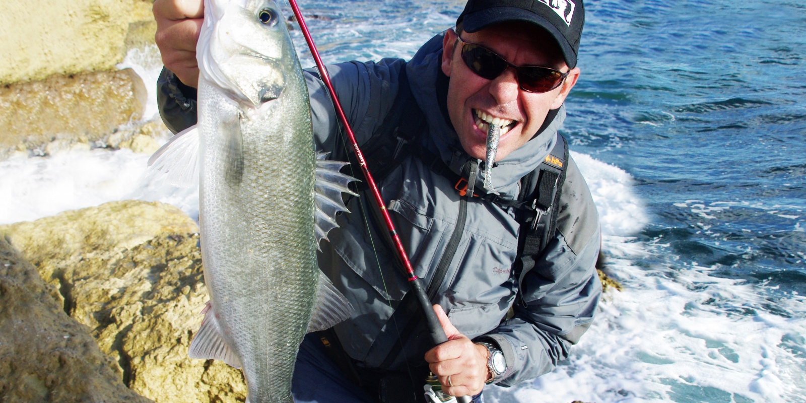 1-joli-bar-pris-cote-rocheuse-one-up-shad.jpg Joli bar pris en cote rocheuse au One Up shad monté sur un texan plombé