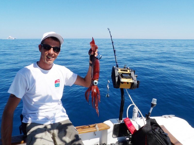  Fabien avec un calamar rouge pris en plein jour par 450 m de fond