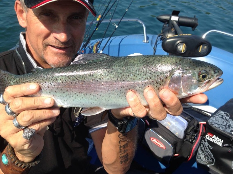 Jean-Louis Pure Fishing avec une truite arc-en-ciel, attrapé avec Puncher sinking 60