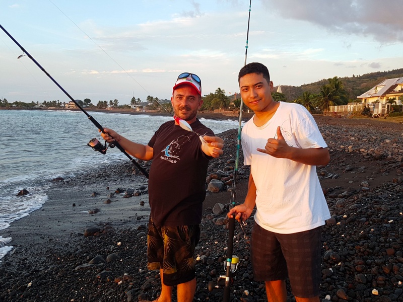 Bruce Ayo, ici avec Jérôme, est le responsable du nouveau magasin Top Fishing à Faa'a