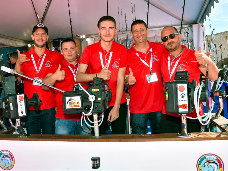 La team Top Fishing, toujours joyeuse et passionnée, lors du salon d'Antibes