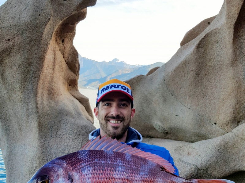 Prise extrêmement rare au jerkbait du bord, cet énorme pagre touché au Nemesi 180 par Clément montre bien l’impressionnante efficacité de ce leurre !