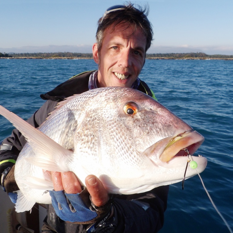 1-harbers-avec-beau-denti.jpg Le moniteur guide de pêche Fabien Harbers avec un beau denti pris au downrigger avec le montage Snapper Adjustable Hayabusa