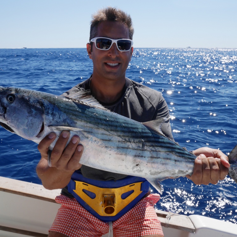 54-downrigger-pelamide.jpg Nous verrons dans un prochain article comment Fabien Harbers pêche les thons rouges au downrigger !