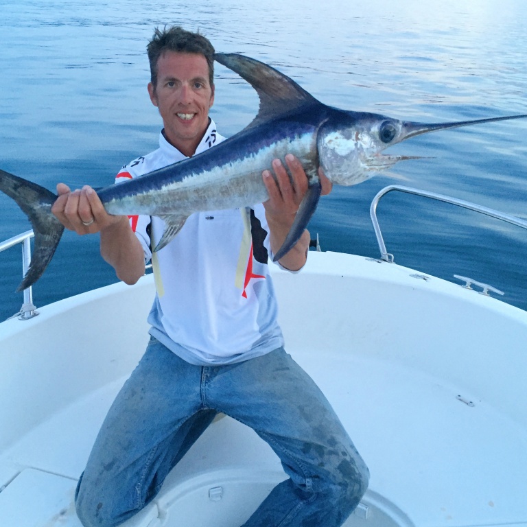 Petit espadon pris au vif par Fabien Harbers. Poisson relâché juste après la photo