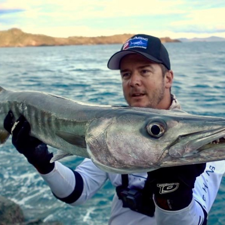 Dennis Verreet avec un barracuda très longiligne, en Australie, fin 2017