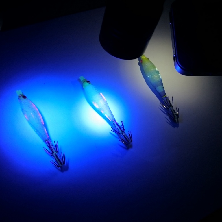 lampe-uv-et-normale-pour-eclairer.jpg Eclairage des turluttes Oppaï aux rayons U.V