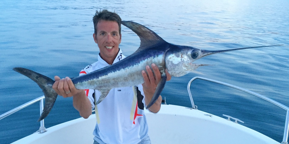 Petit espadon pris au vif par Fabien Harbers. Poisson relâché juste après la photo